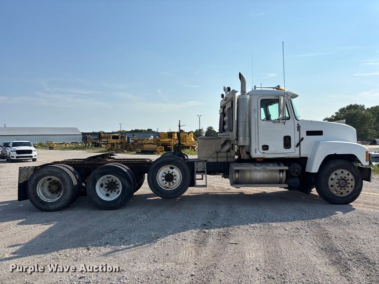 image for item DN6693 2003 Mack CH613 semi truck