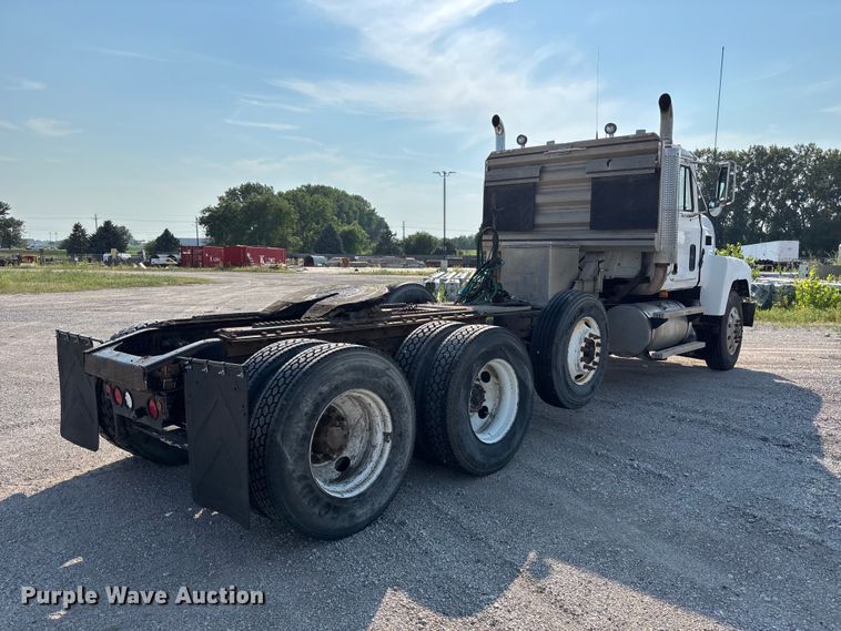 image for item DN6693 2003 Mack CH613 semi truck