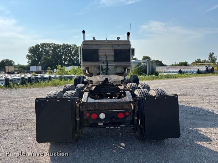 image for item DN6693 2003 Mack CH613 semi truck