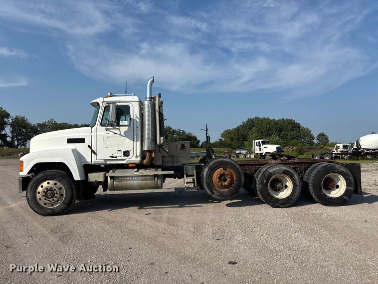 image for item DN6693 2003 Mack CH613 semi truck
