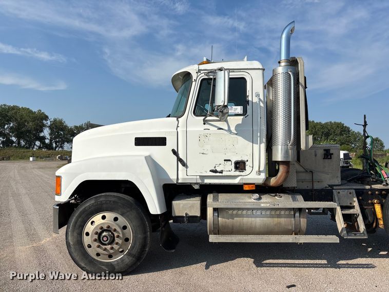 image for item DN6693 2003 Mack CH613 semi truck