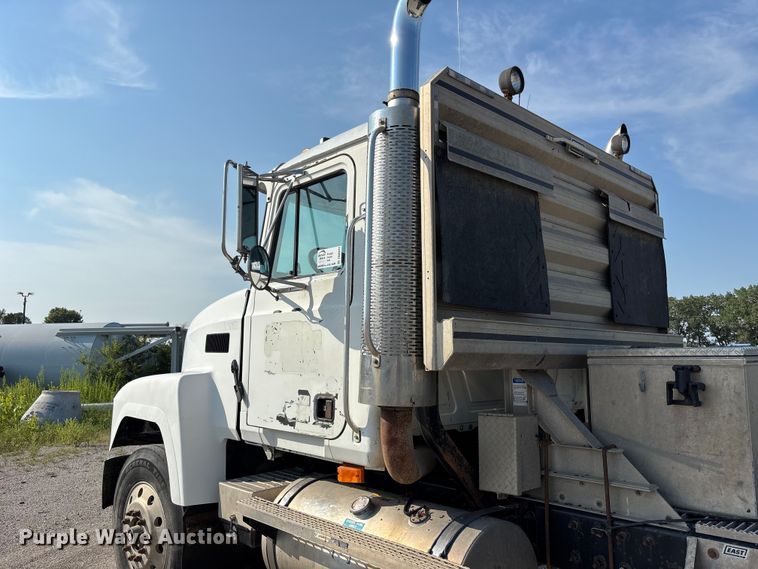 image for item DN6693 2003 Mack CH613 semi truck