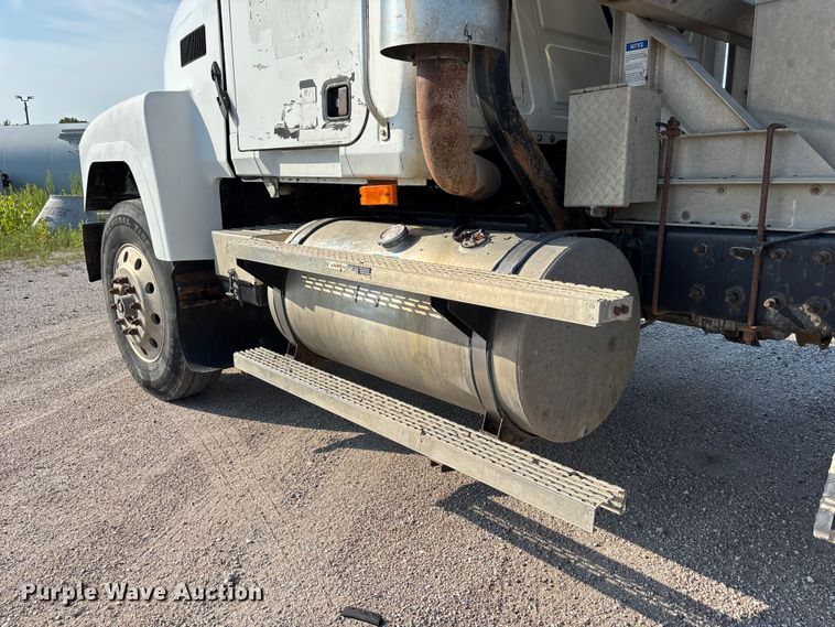 image for item DN6693 2003 Mack CH613 semi truck