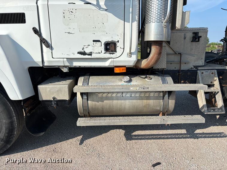 image for item DN6693 2003 Mack CH613 semi truck