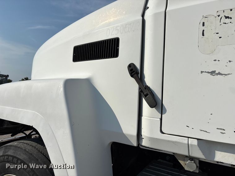 image for item DN6693 2003 Mack CH613 semi truck