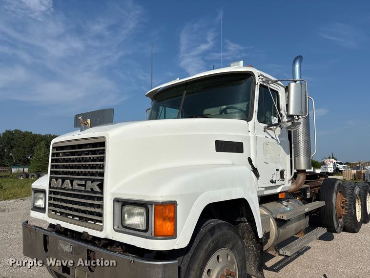 image for item DN6693 2003 Mack CH613 semi truck