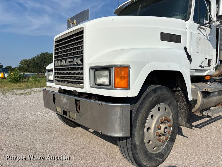 image for item DN6693 2003 Mack CH613 semi truck