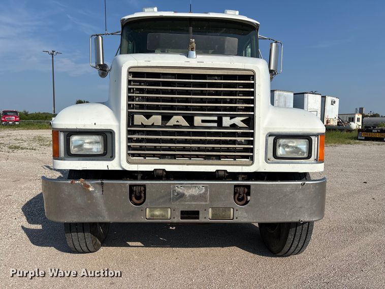 image for item DN6693 2003 Mack CH613 semi truck