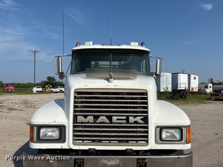 image for item DN6693 2003 Mack CH613 semi truck
