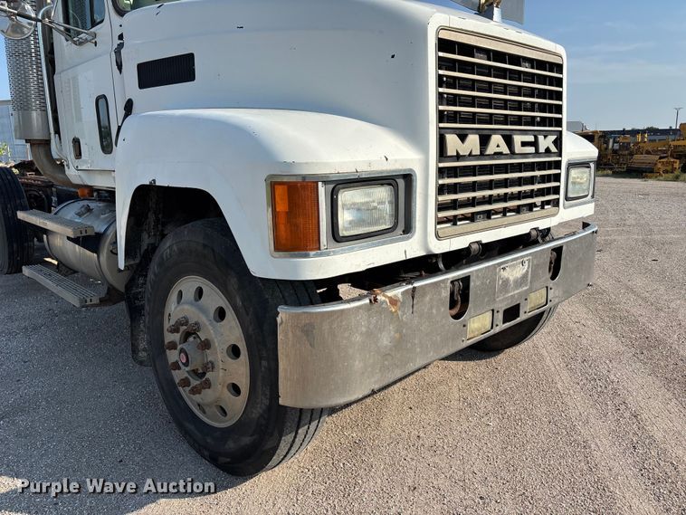 image for item DN6693 2003 Mack CH613 semi truck