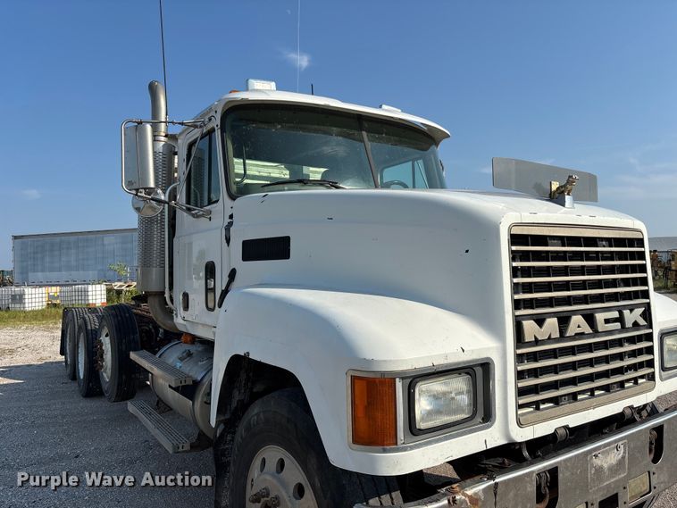 image for item DN6693 2003 Mack CH613 semi truck