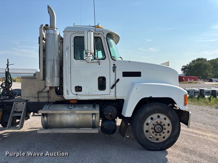 image for item DN6693 2003 Mack CH613 semi truck