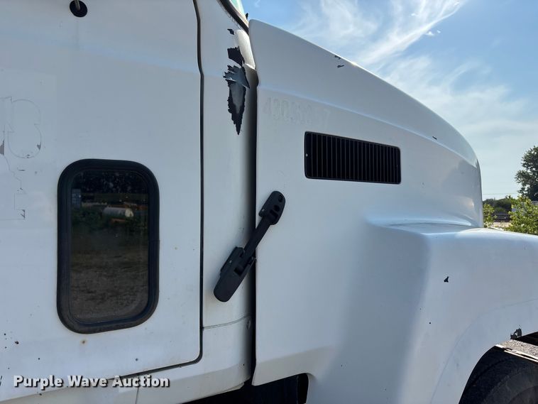image for item DN6693 2003 Mack CH613 semi truck