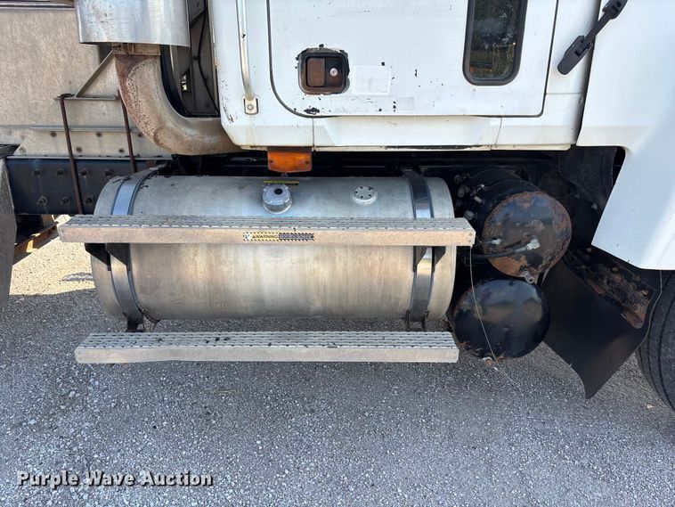 image for item DN6693 2003 Mack CH613 semi truck