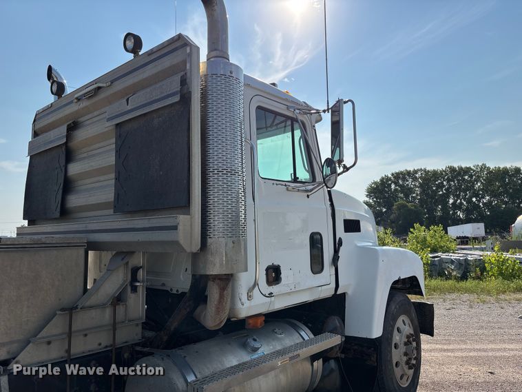 image for item DN6693 2003 Mack CH613 semi truck