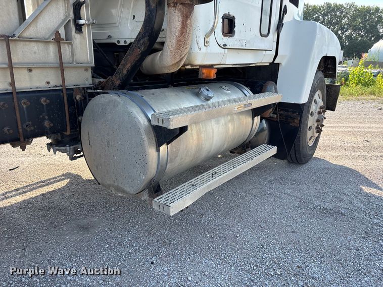 image for item DN6693 2003 Mack CH613 semi truck