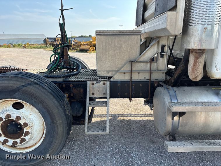 image for item DN6693 2003 Mack CH613 semi truck