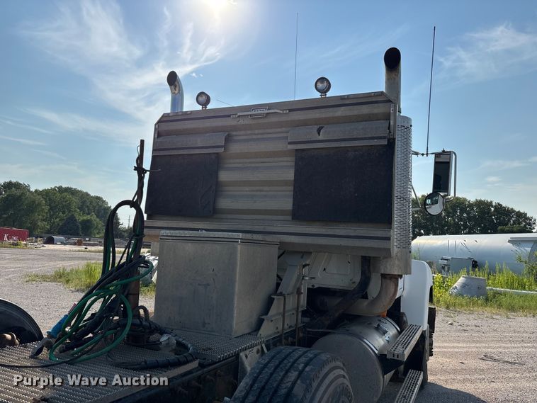 image for item DN6693 2003 Mack CH613 semi truck