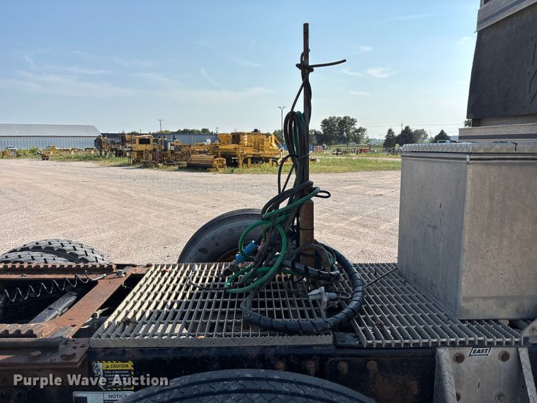 image for item DN6693 2003 Mack CH613 semi truck