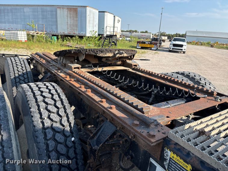 image for item DN6693 2003 Mack CH613 semi truck