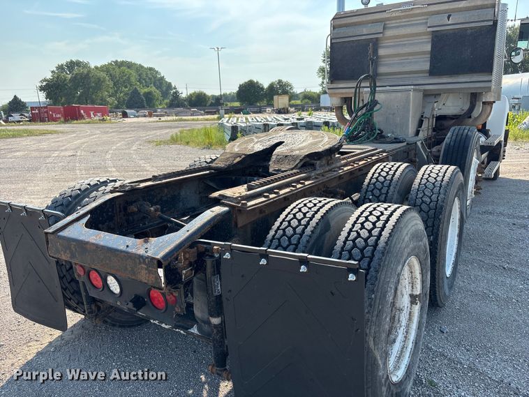 image for item DN6693 2003 Mack CH613 semi truck