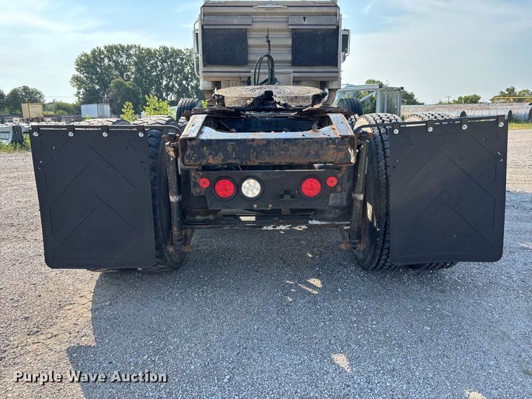 image for item DN6693 2003 Mack CH613 semi truck
