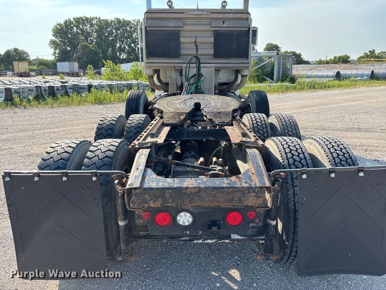 image for item DN6693 2003 Mack CH613 semi truck