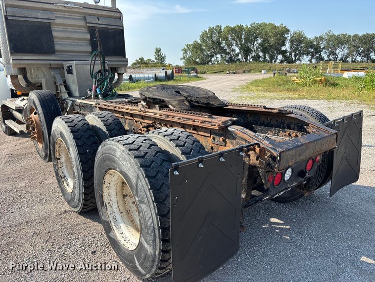 image for item DN6693 2003 Mack CH613 semi truck