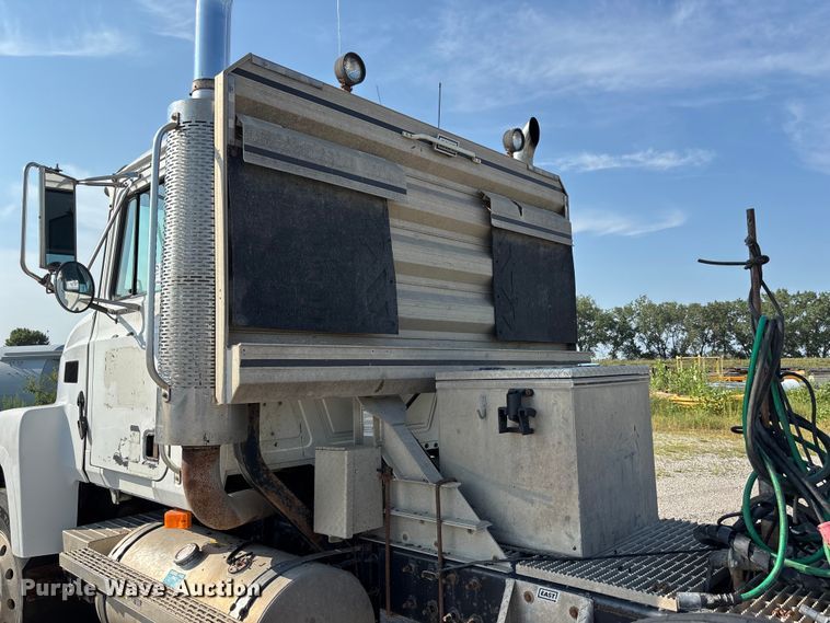 image for item DN6693 2003 Mack CH613 semi truck