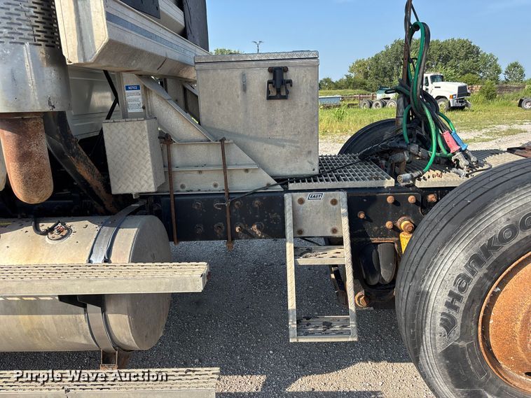 image for item DN6693 2003 Mack CH613 semi truck
