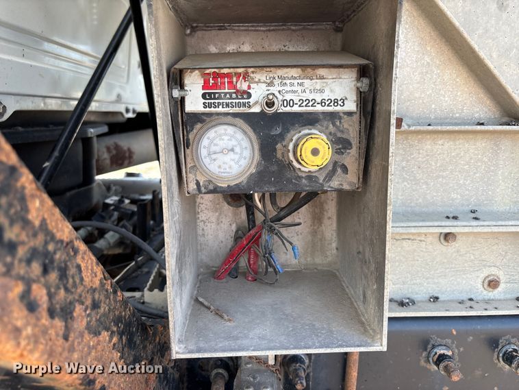 image for item DN6693 2003 Mack CH613 semi truck