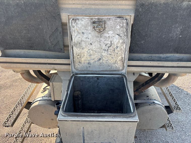 image for item DN6693 2003 Mack CH613 semi truck