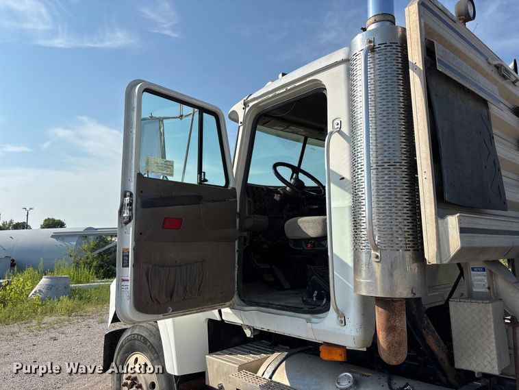 image for item DN6693 2003 Mack CH613 semi truck