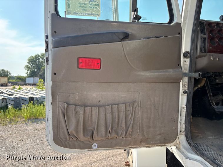 image for item DN6693 2003 Mack CH613 semi truck