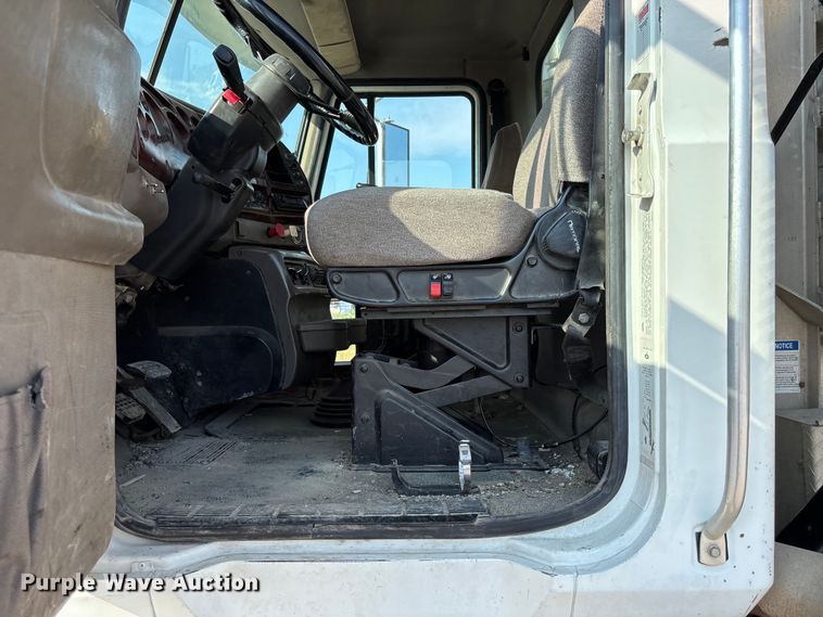 image for item DN6693 2003 Mack CH613 semi truck