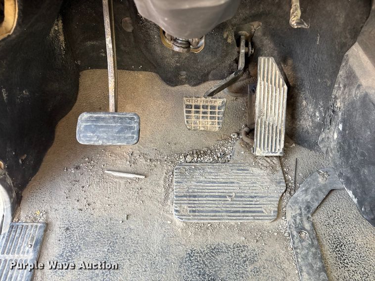 image for item DN6693 2003 Mack CH613 semi truck