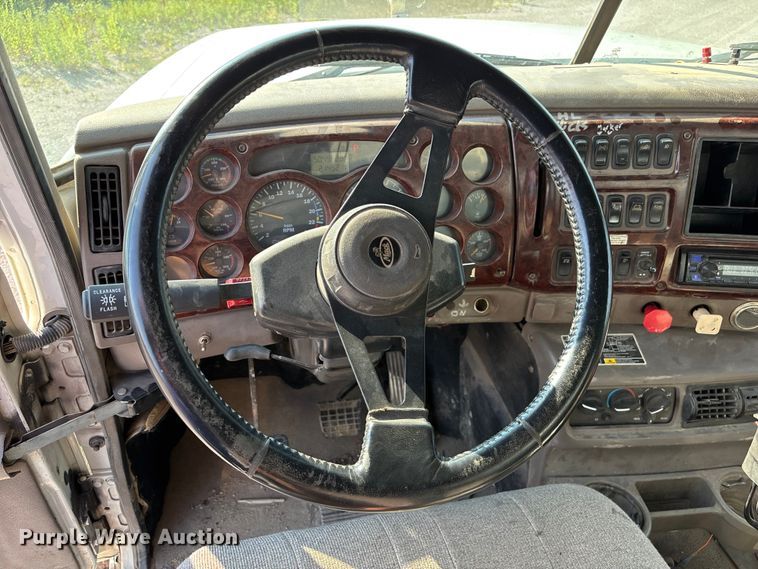 image for item DN6693 2003 Mack CH613 semi truck