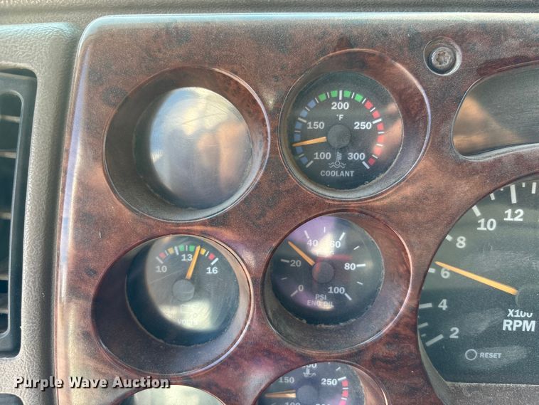 image for item DN6693 2003 Mack CH613 semi truck