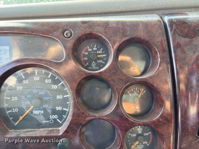 image for item DN6693 2003 Mack CH613 semi truck