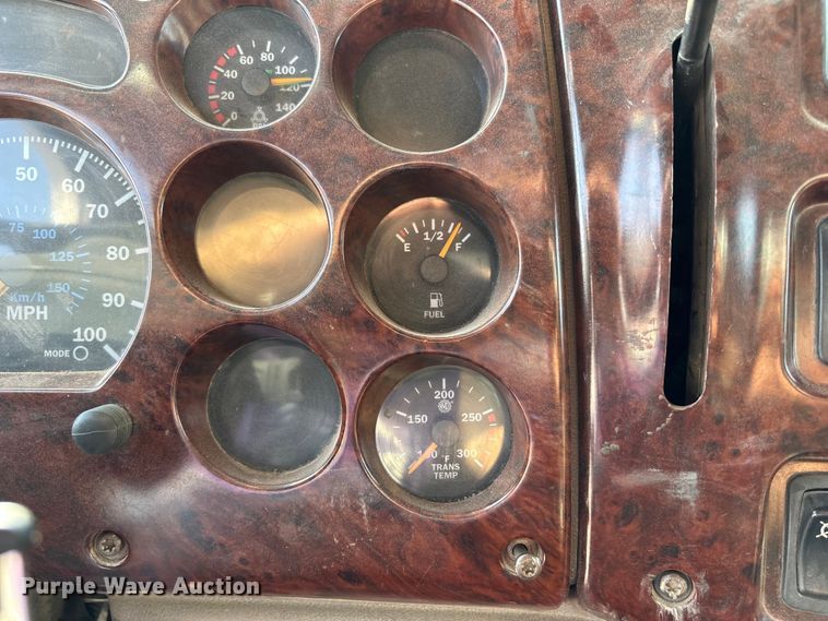 image for item DN6693 2003 Mack CH613 semi truck