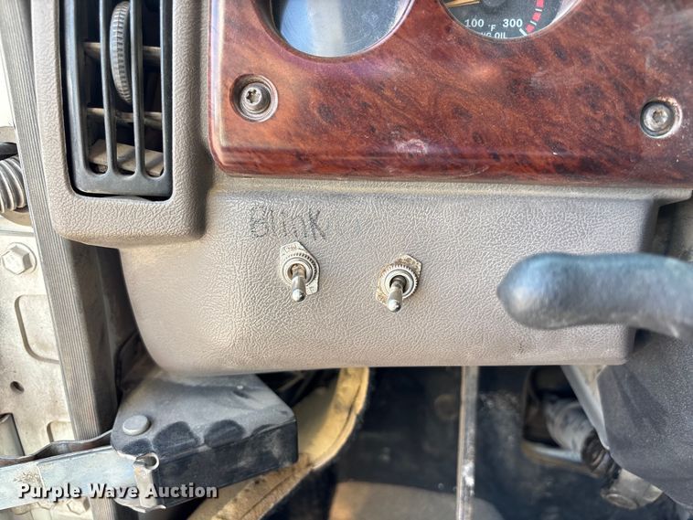 image for item DN6693 2003 Mack CH613 semi truck