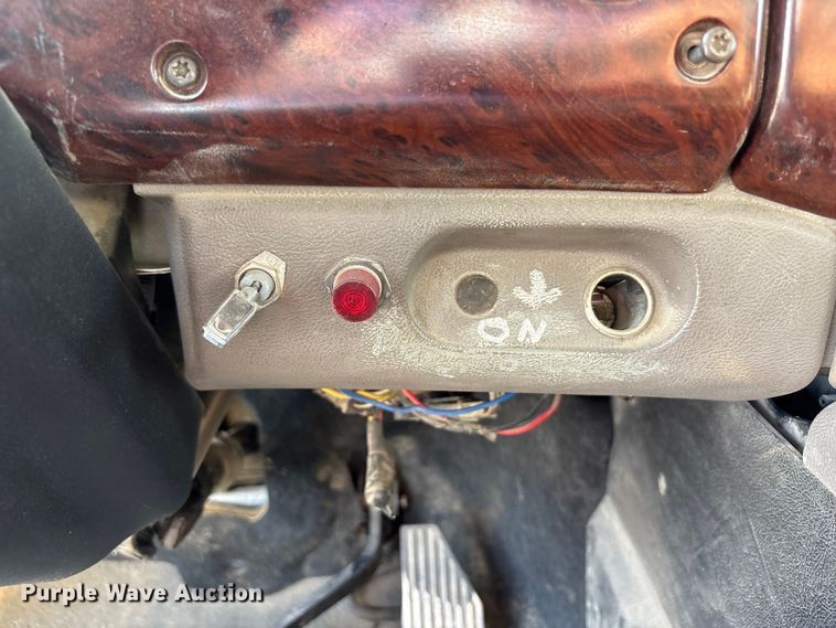 image for item DN6693 2003 Mack CH613 semi truck