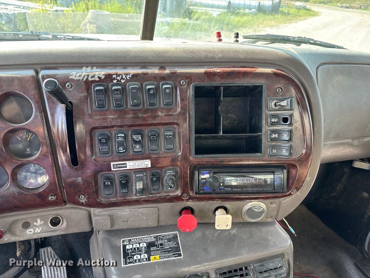 image for item DN6693 2003 Mack CH613 semi truck