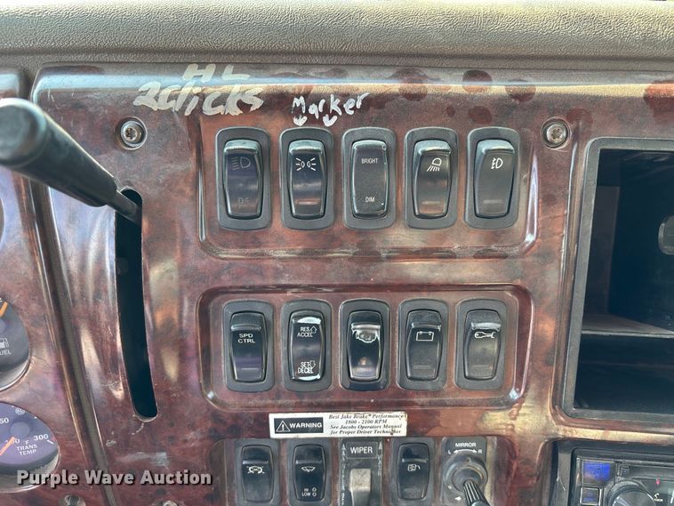 image for item DN6693 2003 Mack CH613 semi truck