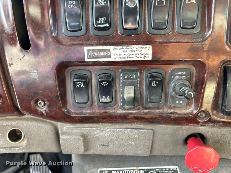 image for item DN6693 2003 Mack CH613 semi truck