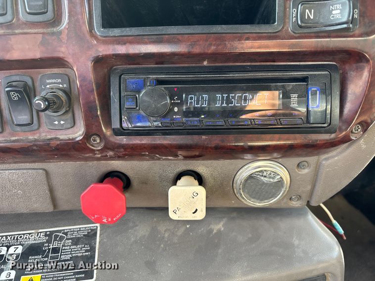 image for item DN6693 2003 Mack CH613 semi truck