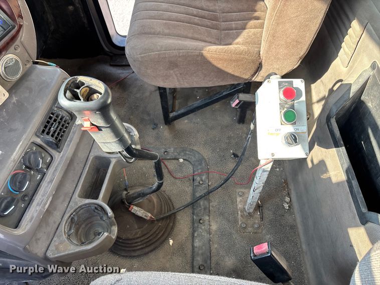 image for item DN6693 2003 Mack CH613 semi truck