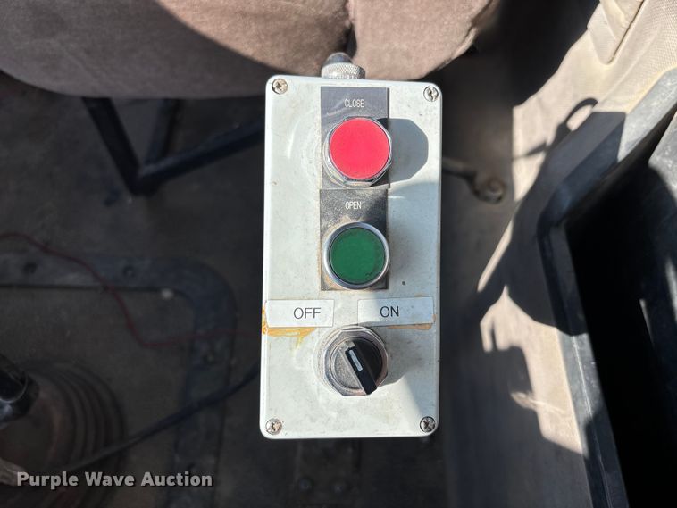 image for item DN6693 2003 Mack CH613 semi truck