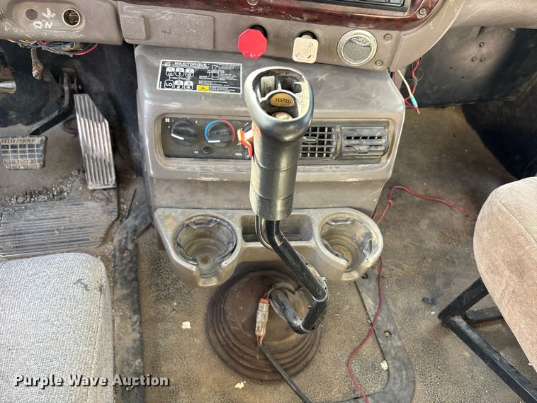 image for item DN6693 2003 Mack CH613 semi truck