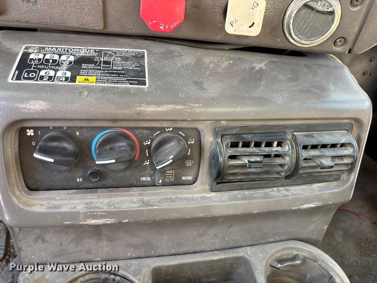 image for item DN6693 2003 Mack CH613 semi truck